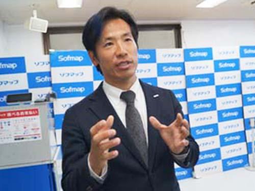 報道陣の質問に応じるソフマップの渡辺武志社長